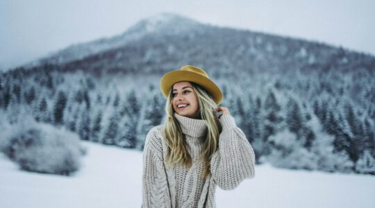 10 idee outfit per l’inverno: come scegliere sciarpa e cappello senza errori