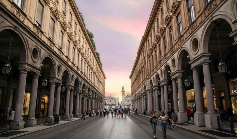 Deposito bagagli Torino: come muoversi in città senza pensieri anche di sera