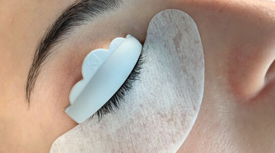 Ciglia dritte e sottili? I benefici della laminazione che fanno davvero la differenza