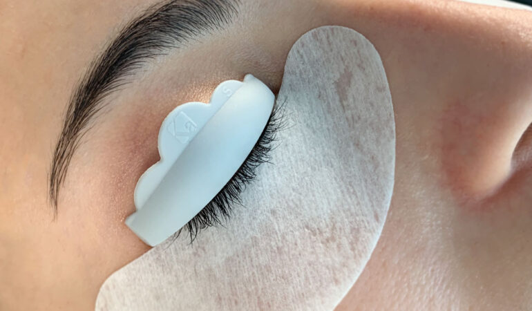 Ciglia dritte e sottili? I benefici della laminazione che fanno davvero la differenza Ciglia dritte e sottili? I benefici della laminazione che fanno davvero la differenza